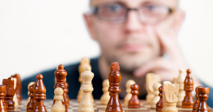 Muž hraje šachy